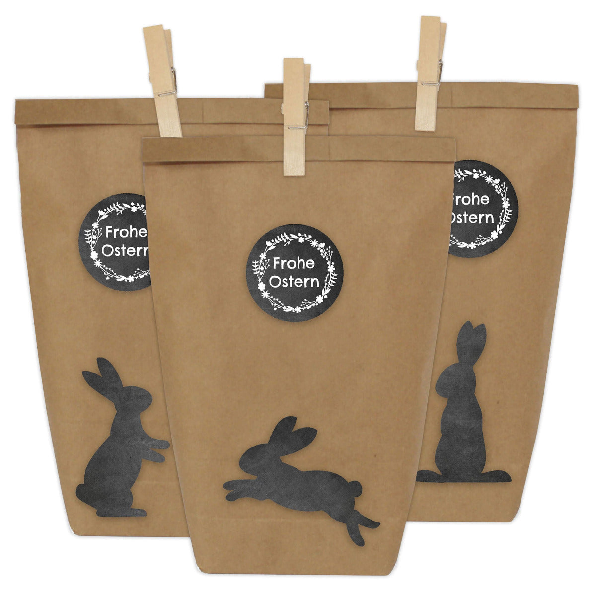 Drei braune Wundertüten mit einem Aufkleber auf dem steht "Frohe Ostern" mit drei verschiedenen Hasen Muster in Schwarz