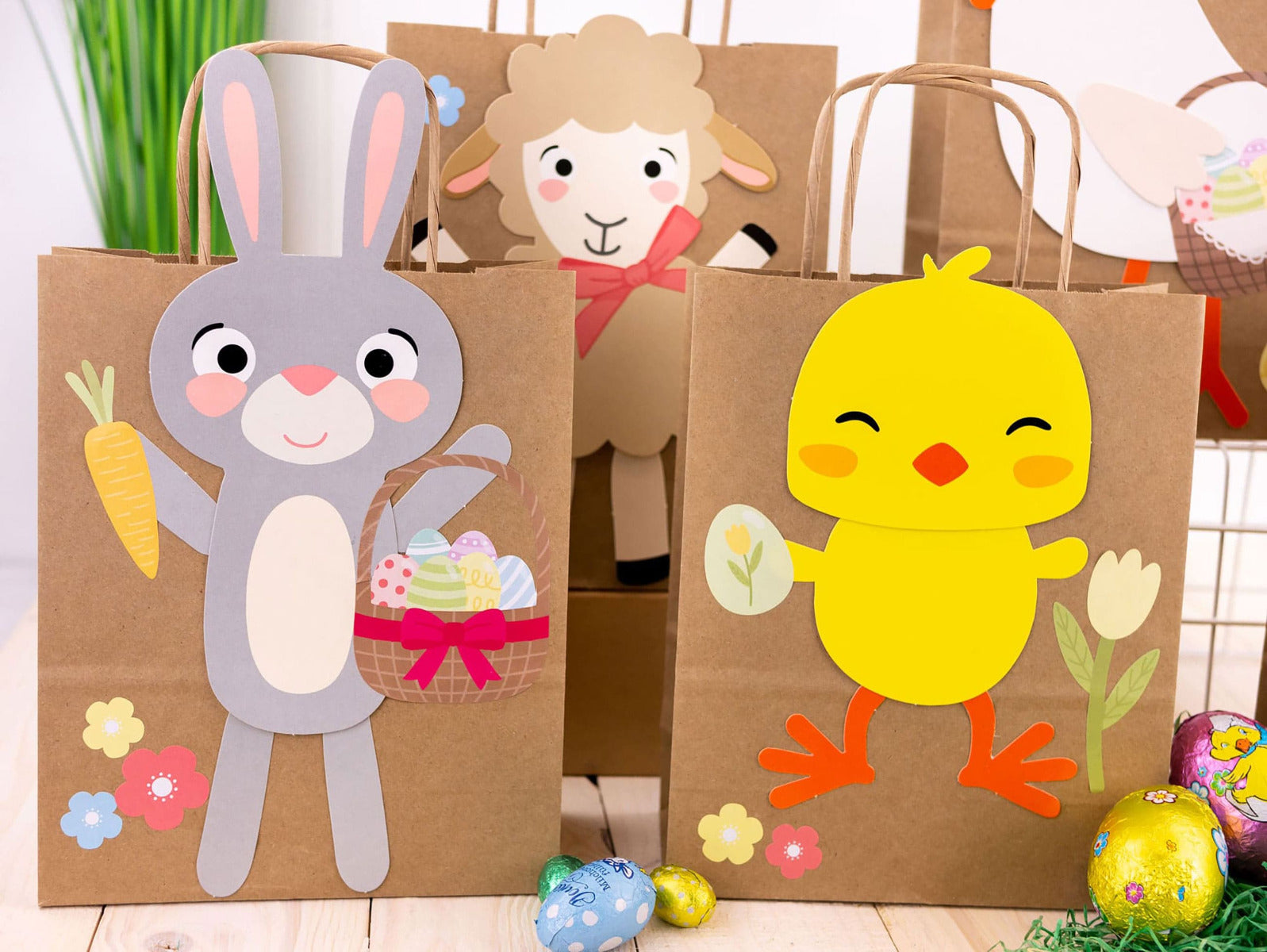 Sechs braune Tüten mit verschiedenen aufgeklebten Tieren Küken, Schaaf, Weiblicher Hase, Männlicher Hase, Braunes Schaaf, weißes Huhn. Dekoriert mit Eiern und Körben