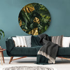 Wanddekoration Wandkreis mit einem Grünen Goldblätter Motiv mit 80cm Durchmesser hängt an der Wand über einer Couch