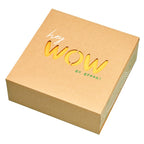 geschlossene Geschenkboc mit der Schrift "Hey Wow go green!"