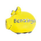 Gelbes Sparschwein aus KEramik, Graue Details (Ohren und Füße), Weiße weiche Noppen an der Unterseite der Füße, Graue Aufschrift: Benzingeld, schwarz gemalte Gesichtszüge