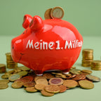 Rotes Sparschwein aus Keramik, weiße Aufschrift: Meine erste Million, sparschwein fotografiert vor grünem Hintergrund mit vielen goldenen Münzen