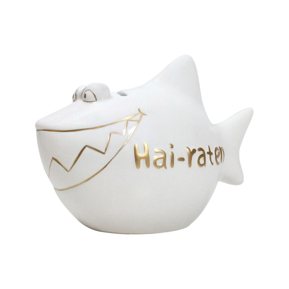 Sparschwein in Hai Form mit Haiflossen, Weiß, Keramik, Goldenen Details, Häi Zähne und 3D Augen, Goldene Aufschrift: Hai-Raten