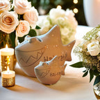 Sparschwein in Hai Form "Hai-Raten"  große und kleine Größe voreinander, romantische Hochzeit im Hintergund mit Blumen, Rosen und Kerzen 