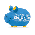 Tief blaues Keramik Sparschwein, gelbe Details (Schweineohren und Füße) weiße Nopppen an der Unterseite der füße, weiße Aufschrift "Ski Urlaub", Eis und Schneeflocken Motiv, schwarz gemalte Gesichtszüge 