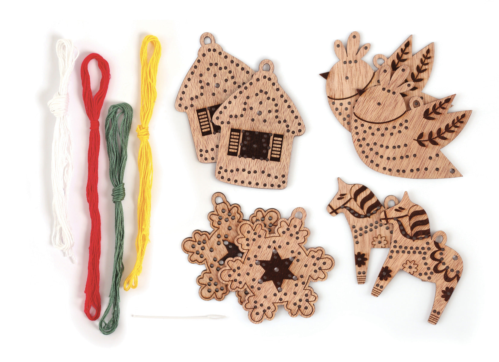 Der Inhalt der Verpackung acht Weichnachtsbaum Schmuckstücke aus Holz mit Garn in Weiß, Rot, Grün und Gelb