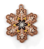 Nahaufnahme des Schneeflocke Schmuckstücks mit gelben und weißen Garn bestickt