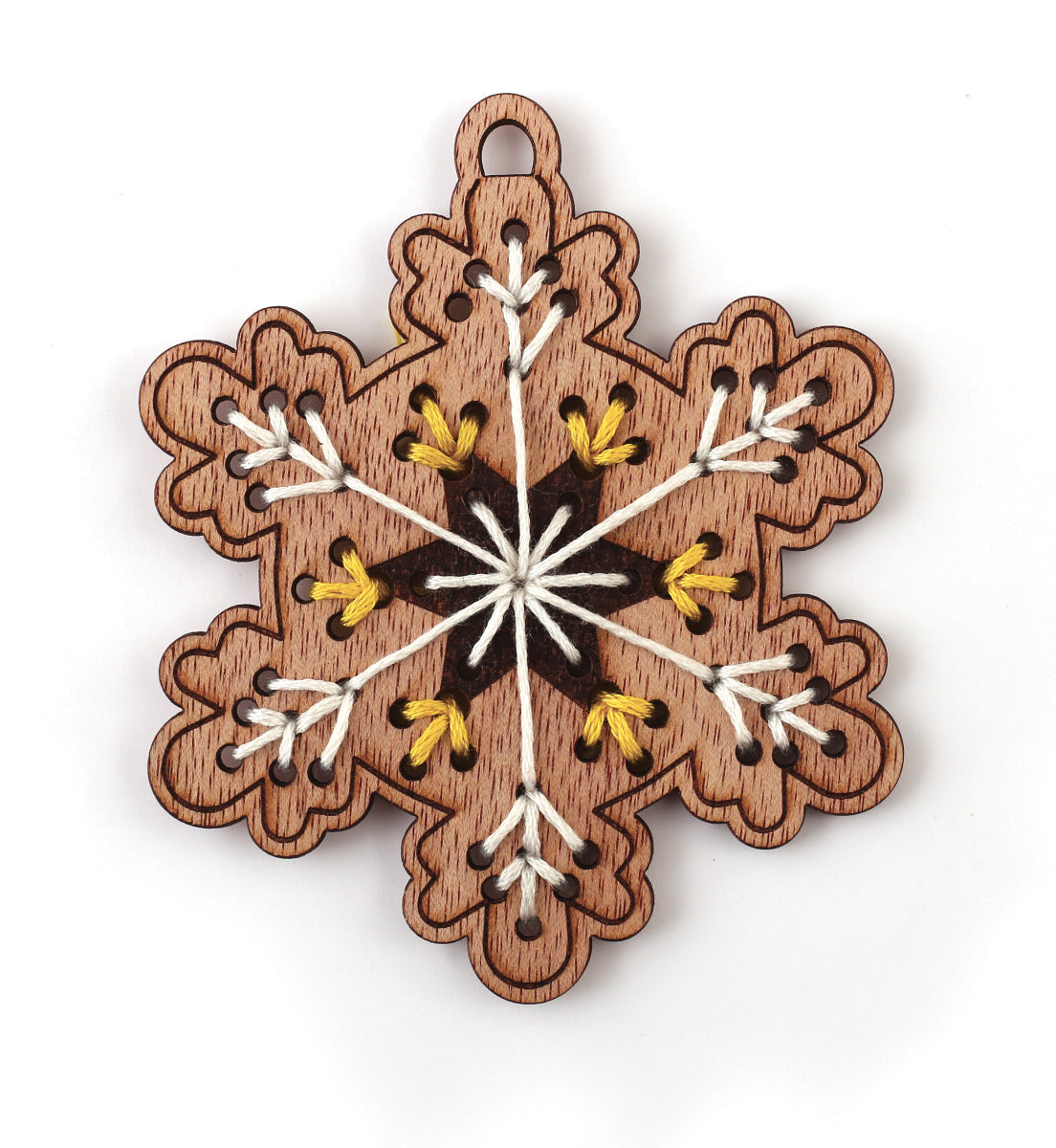 Nahaufnahme des Schneeflocke Schmuckstücks mit gelben und weißen Garn bestickt