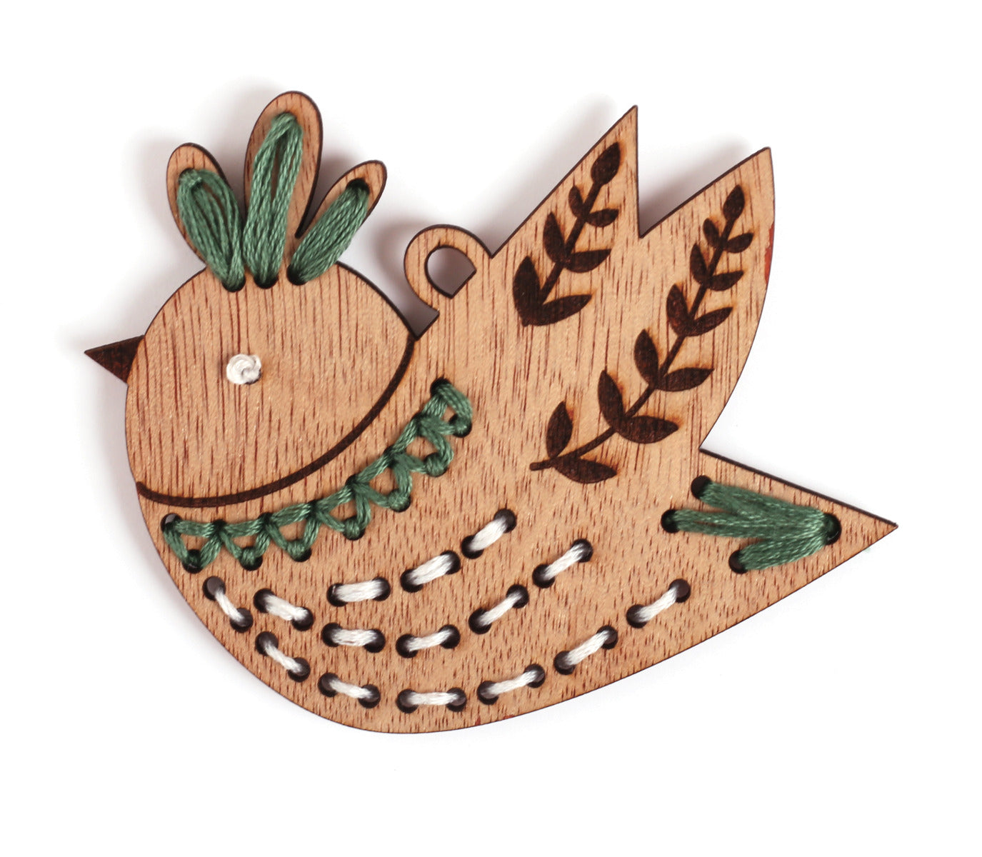 Nahaufnahme des Holz Vogel Schmuckstücks bestickt mit grünem und weißem Garn