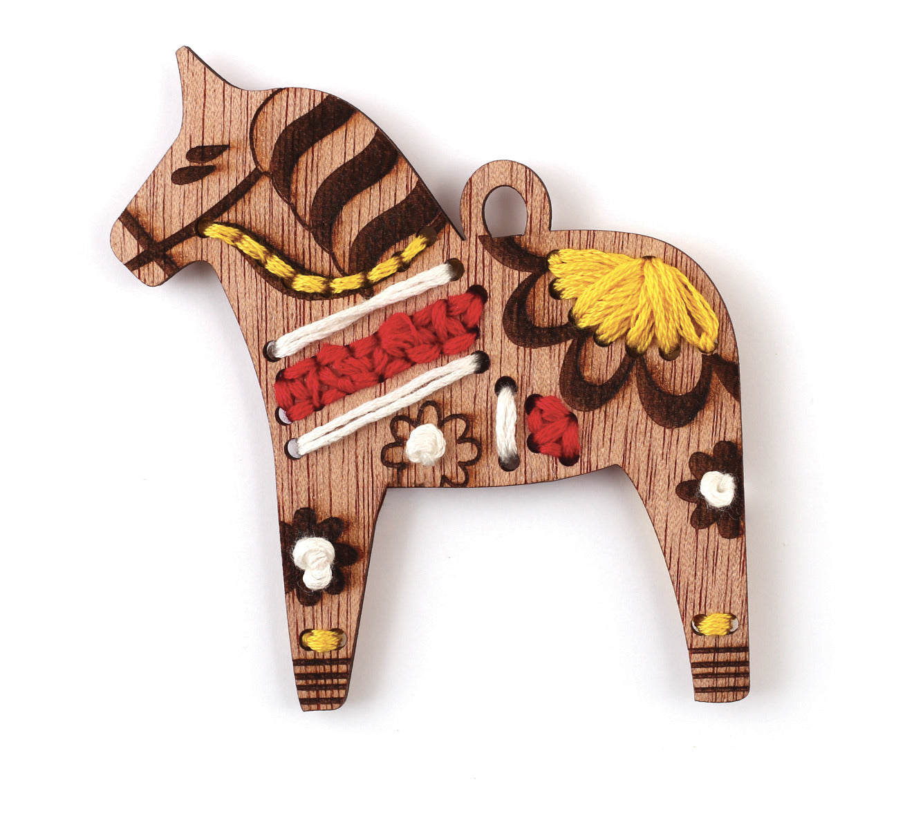 Nahaufnahme des Holz Pferde Schmuckstücks bestickt mit gelbem grünem, rotem und weißem Garn