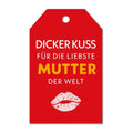 Roter Geschenkanhänger mit der weißen Schrift "Dicker Kuss für die liebste Mutter der Welt" und einem Lippenstift Kuss, Muttertag
