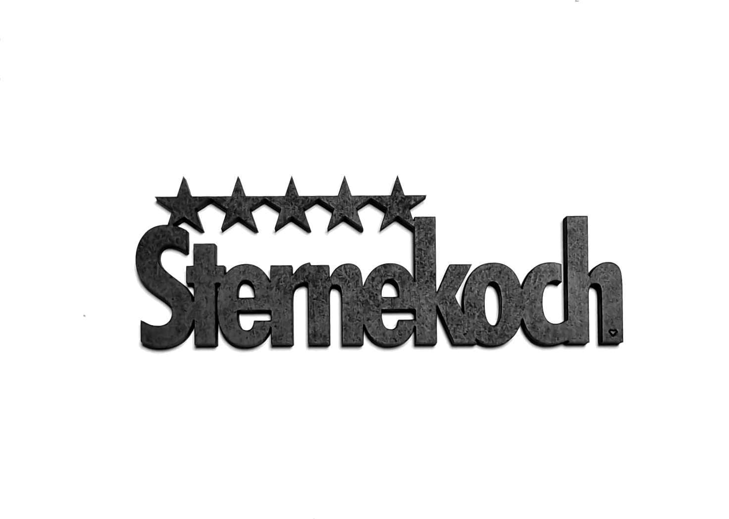 Schwarzer Holzschriftzug mit der Schrift "Sternekoch" und darüber sind fünf Sterne abgebildet