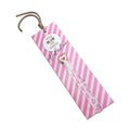 Eine Geschenkkarte pink weiß gestreift an der ein Seifenblasen-Set, mit der Schrift "You blow me away Valentine"