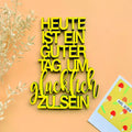 Gelbe Wanddekoration Holzschriftzug "Heute ist ein guter tag um glücklich zu sein"