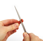 Jemand schneidet ein Stück des Verfärbten Wachs mit dem Messer ab