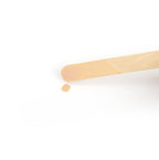 Das Holz Stäbchen in den verfärbten Wachs getunkt