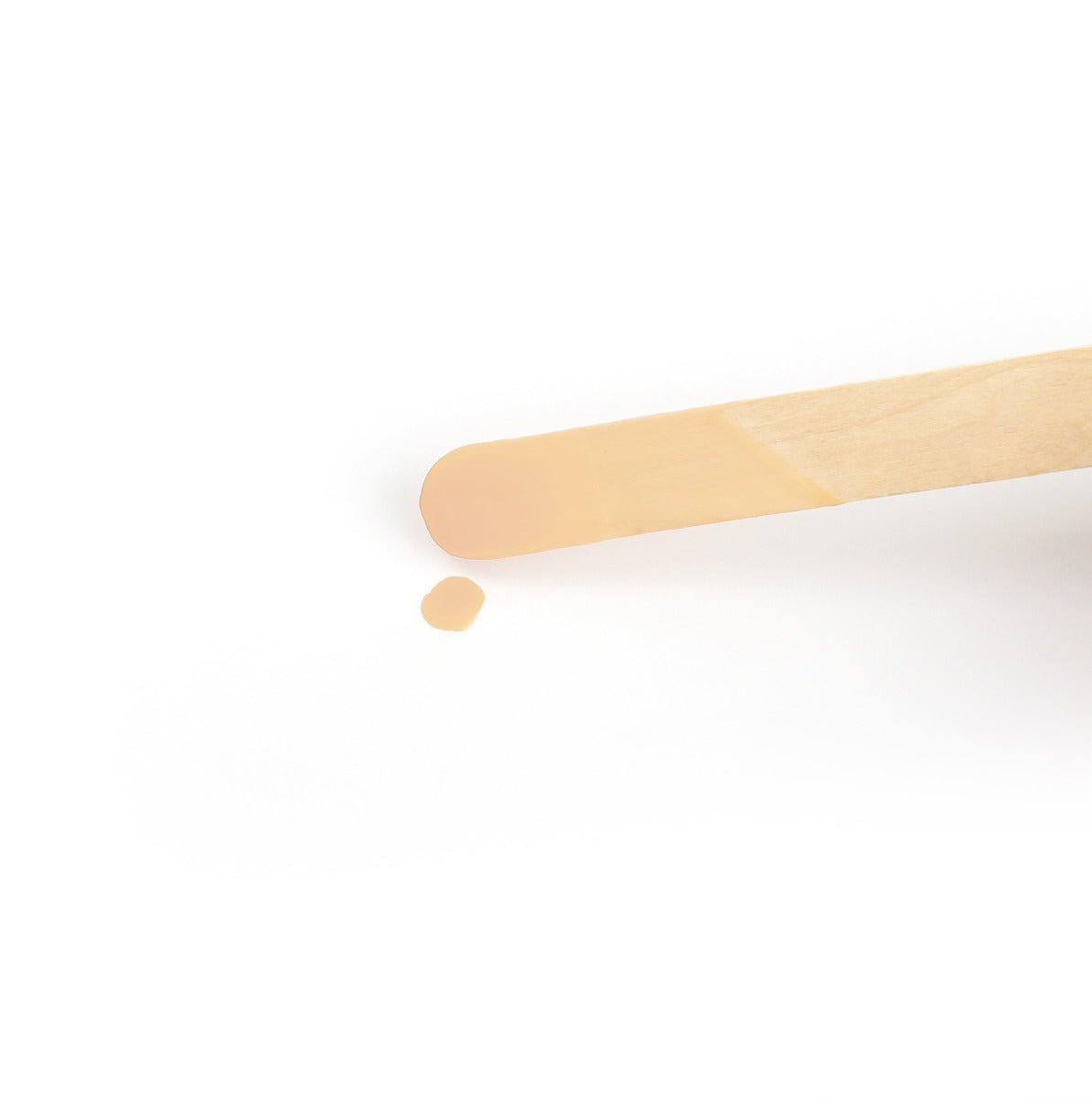 Das Holz Stäbchen in den verfärbten Wachs getunkt