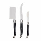 Die Käse-Messer in benutzung auf einem Tisch mit Butter, Brot und Käse