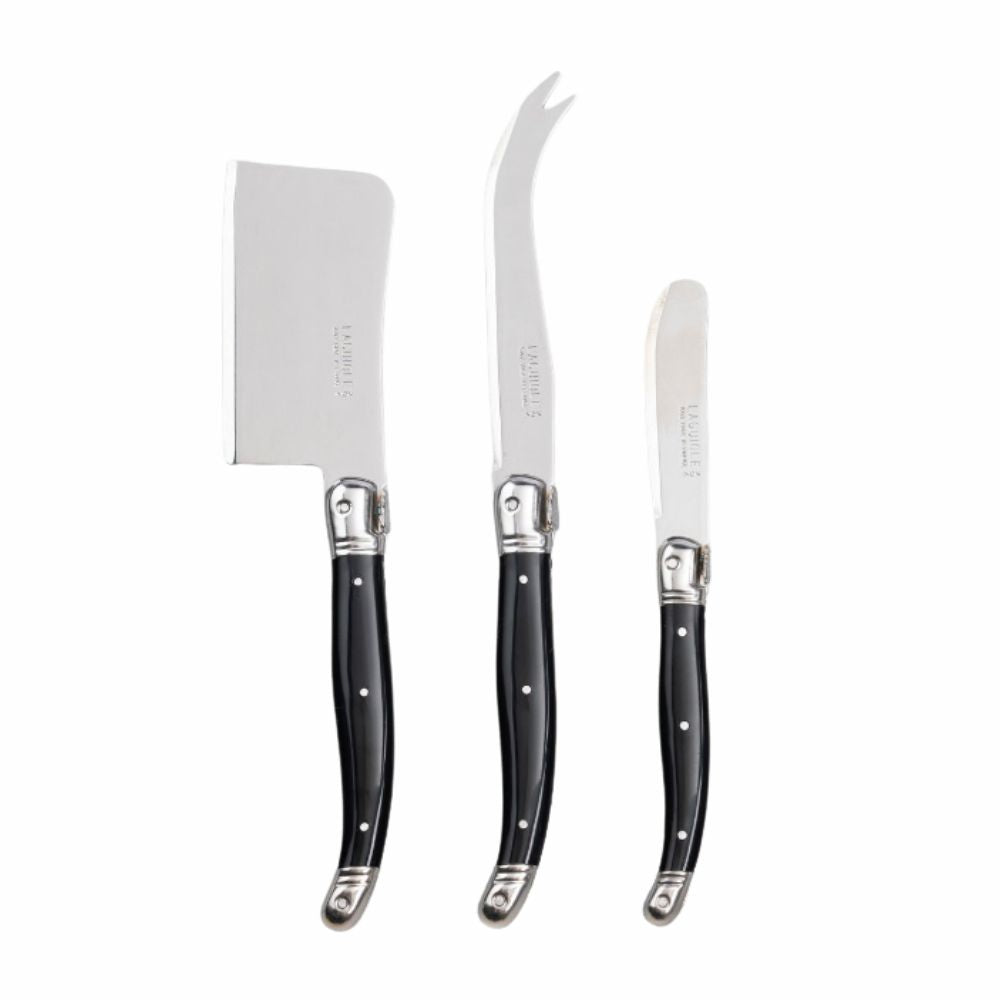 Die Käse-Messer in benutzung auf einem Tisch mit Butter, Brot und Käse