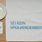 Das Baumwoll Geschirrtuch liegt auf einem Holztisch 