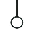 Schwarzer Stahlring-Halter hängt an einem langen schwarzen Lederriemen