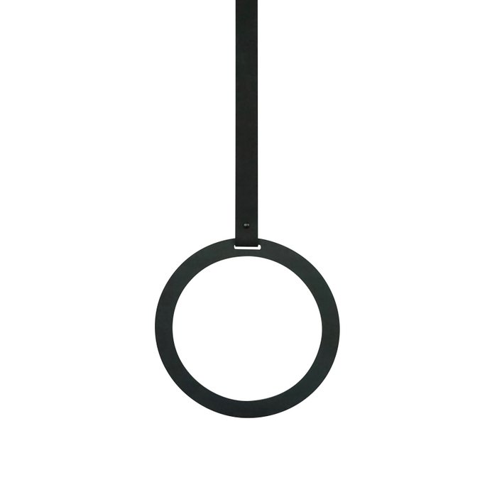 Schwarzer Stahlring-Halter hängt an einem langen schwarzen Lederriemen