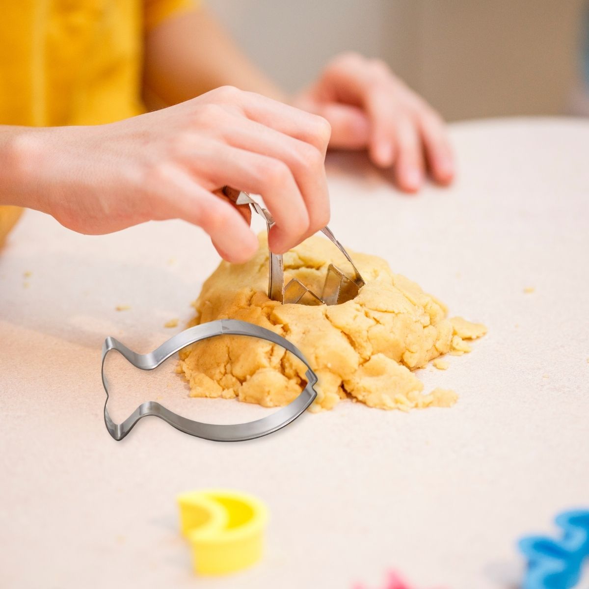 Die Ausstechform "Fisch" in benutzung beim austechen eines Teiges