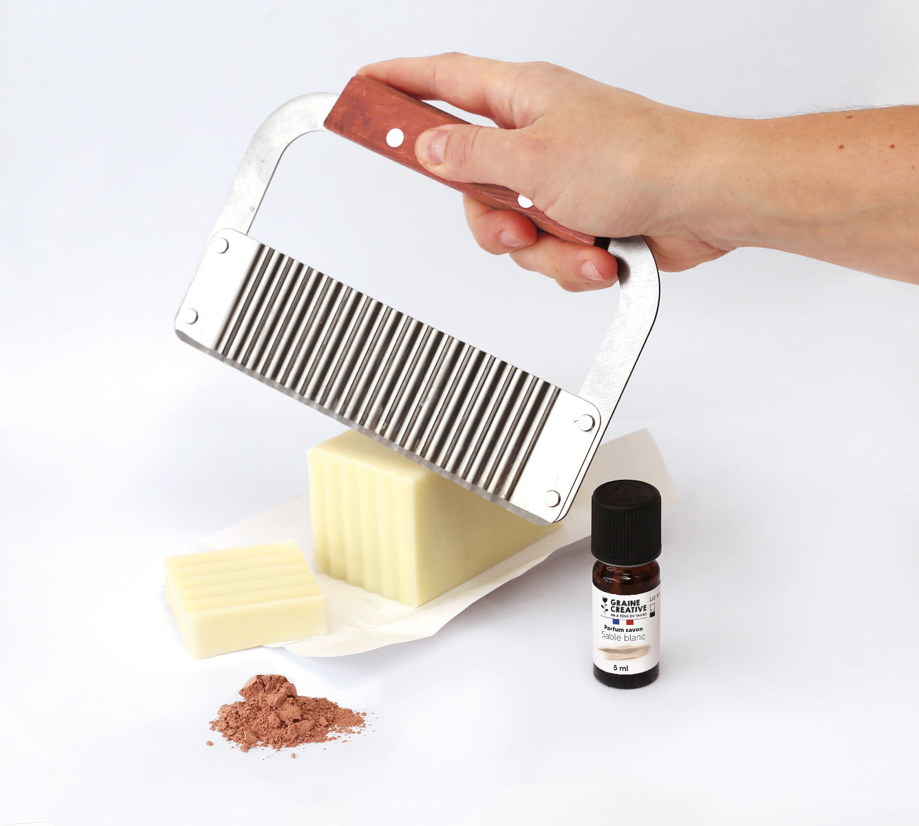 Die DIY Seife mit wir einem Gewellten Messer geschnitten