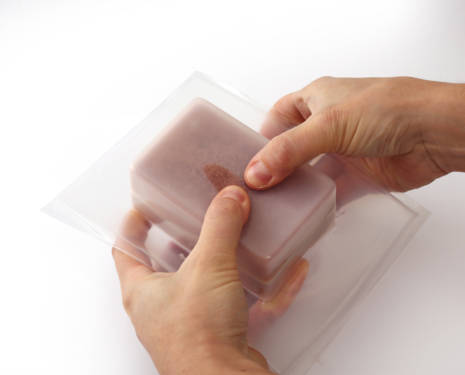 Die fertigestellte Seife wird aus der Form gedrückt