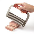 Seife wird von einem welligen Messer geschnitten