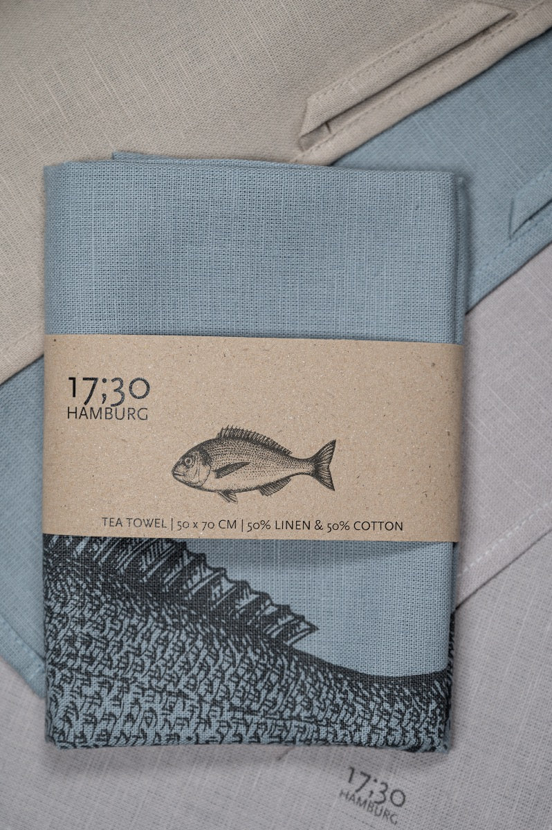 Verpacktes blaues Geschirrtuch aus Baumwolle mit einem Fisch Aufdruck