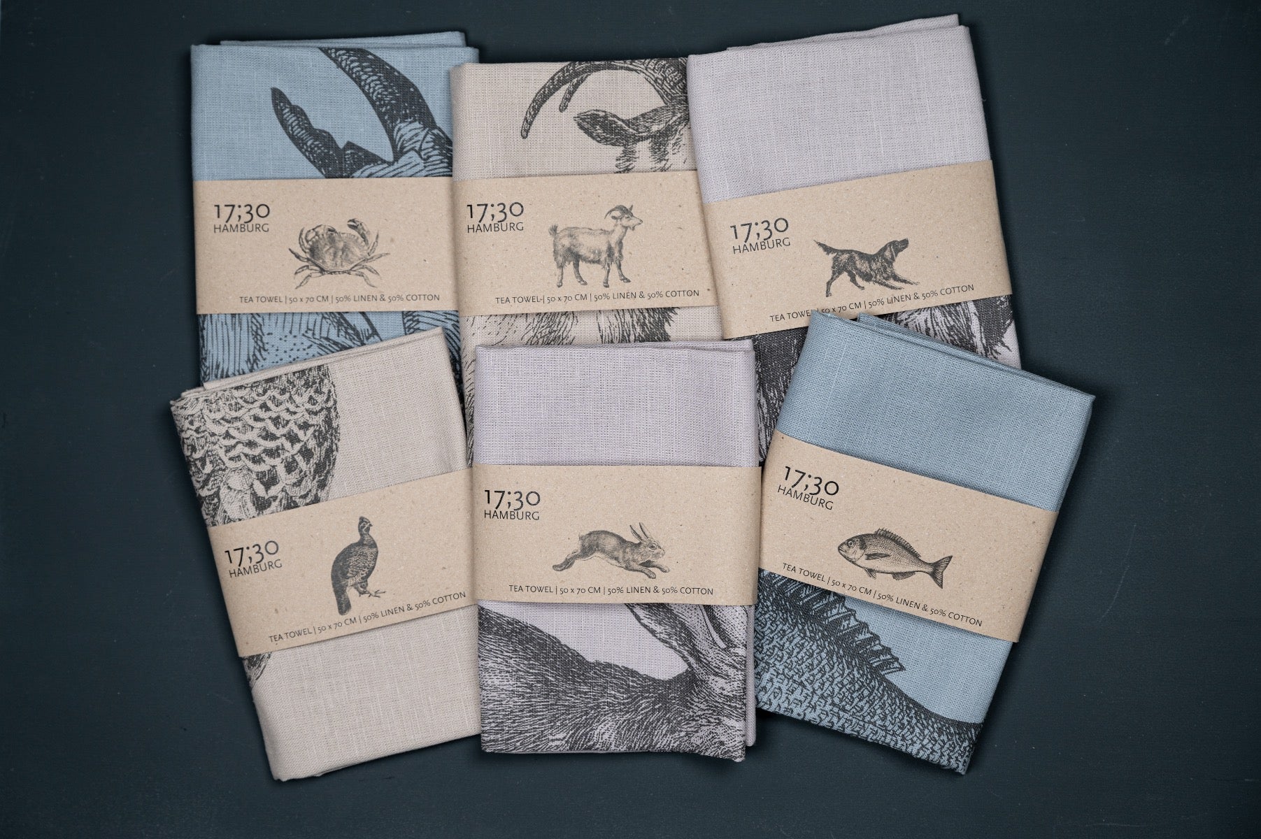 Sechs Verschiedene Geschirrtücher aus Baumwolle mit verschiednen Motiven(Krabbe, Ziege, Hund, Pfau, Hase und Fisch) von 17;30