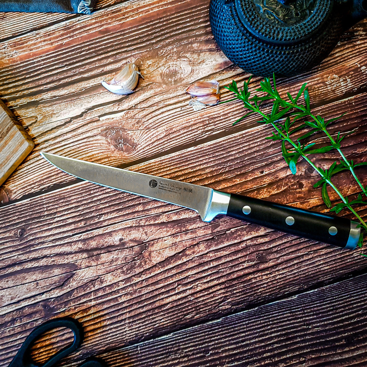 Das Ausbeinmesser auf einem Holztisch