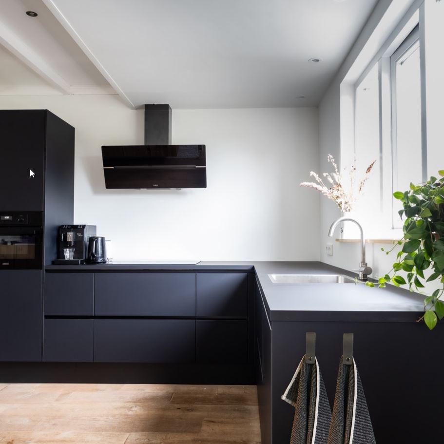 Zwei Handtücher sind mit dem Handtuchhalter aus Dunkelgrauem echten Leder mit Magetverschluss an der Seite der Küche befestigt