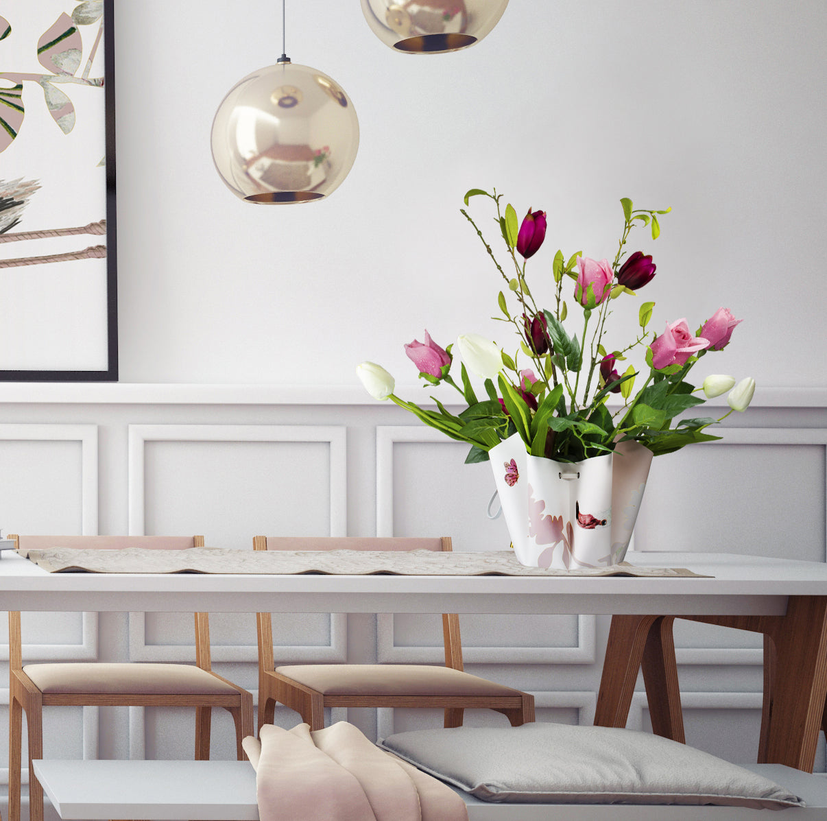 Die Faltvase mit Weiß/Pinkes Flamingo Design, innenseite rot gefärbt, zusammengehalten mit einem weißen Band auf einem Tisch mit Blumen innendrin