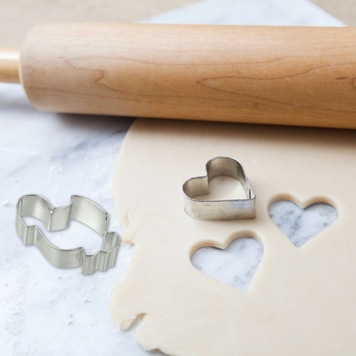 Die Ausstechform sticht einen ausgerollten Teig aus