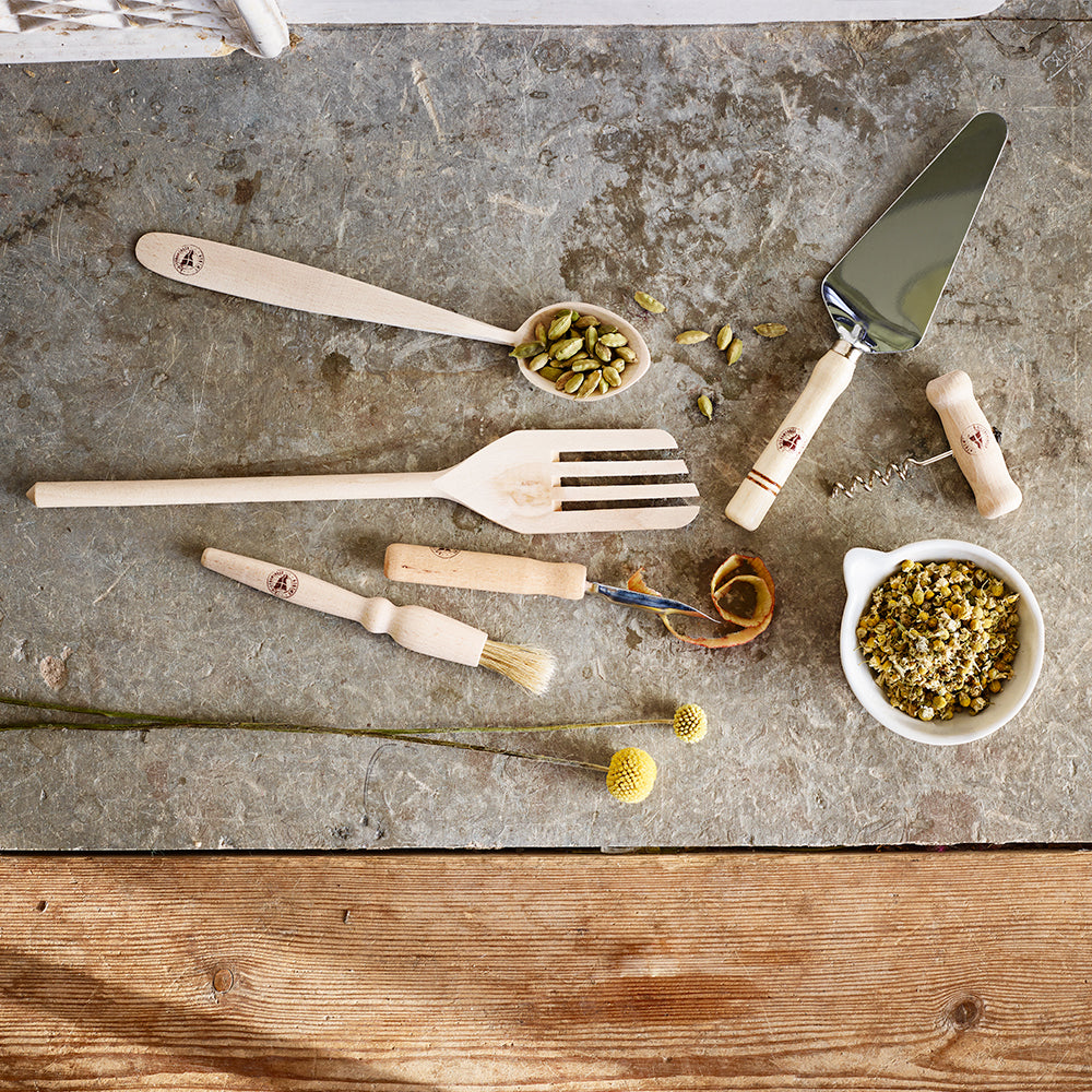 Die Holzgabel mit anderem Besteck