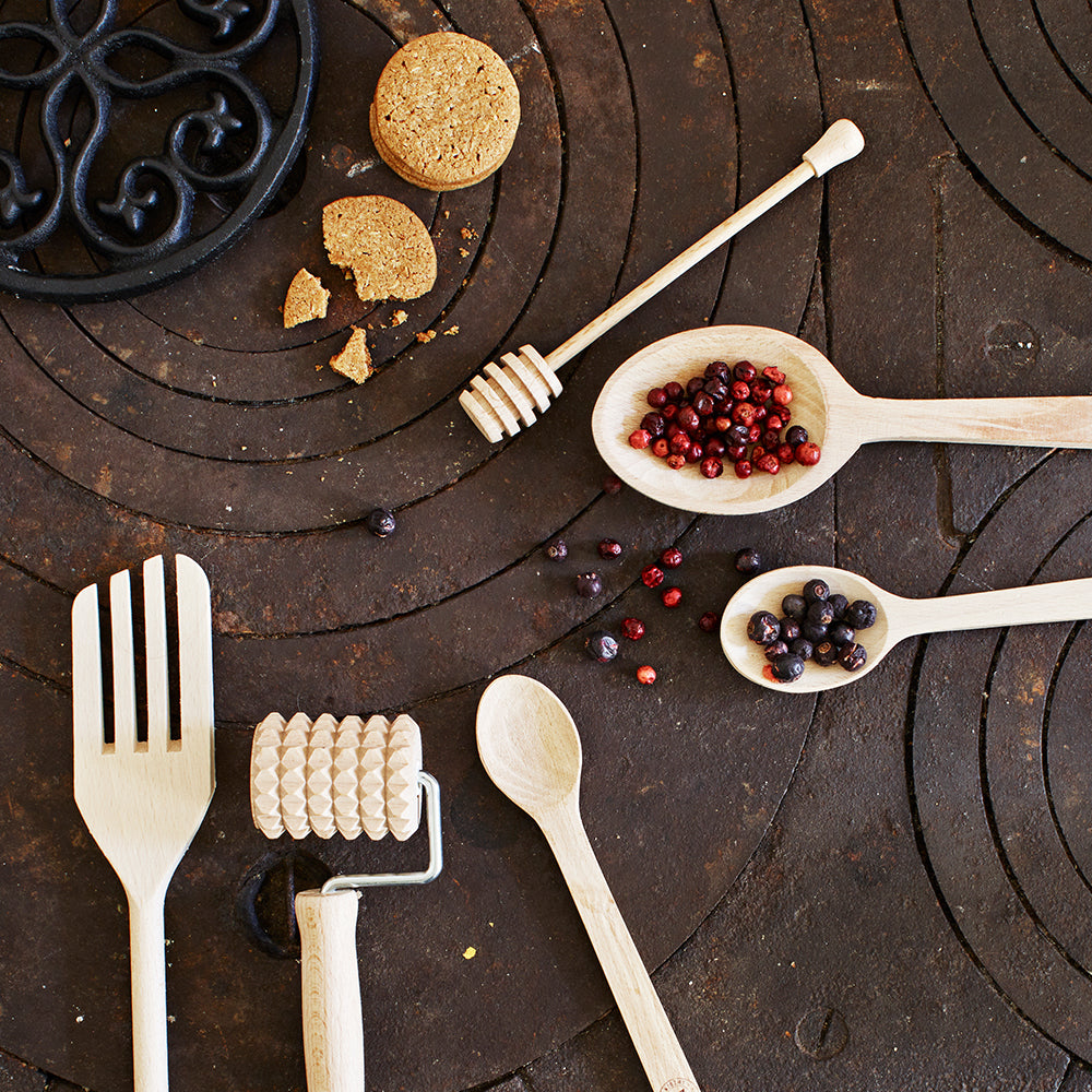 Die Holzgabel mit anderen Holz-Kochutensilien