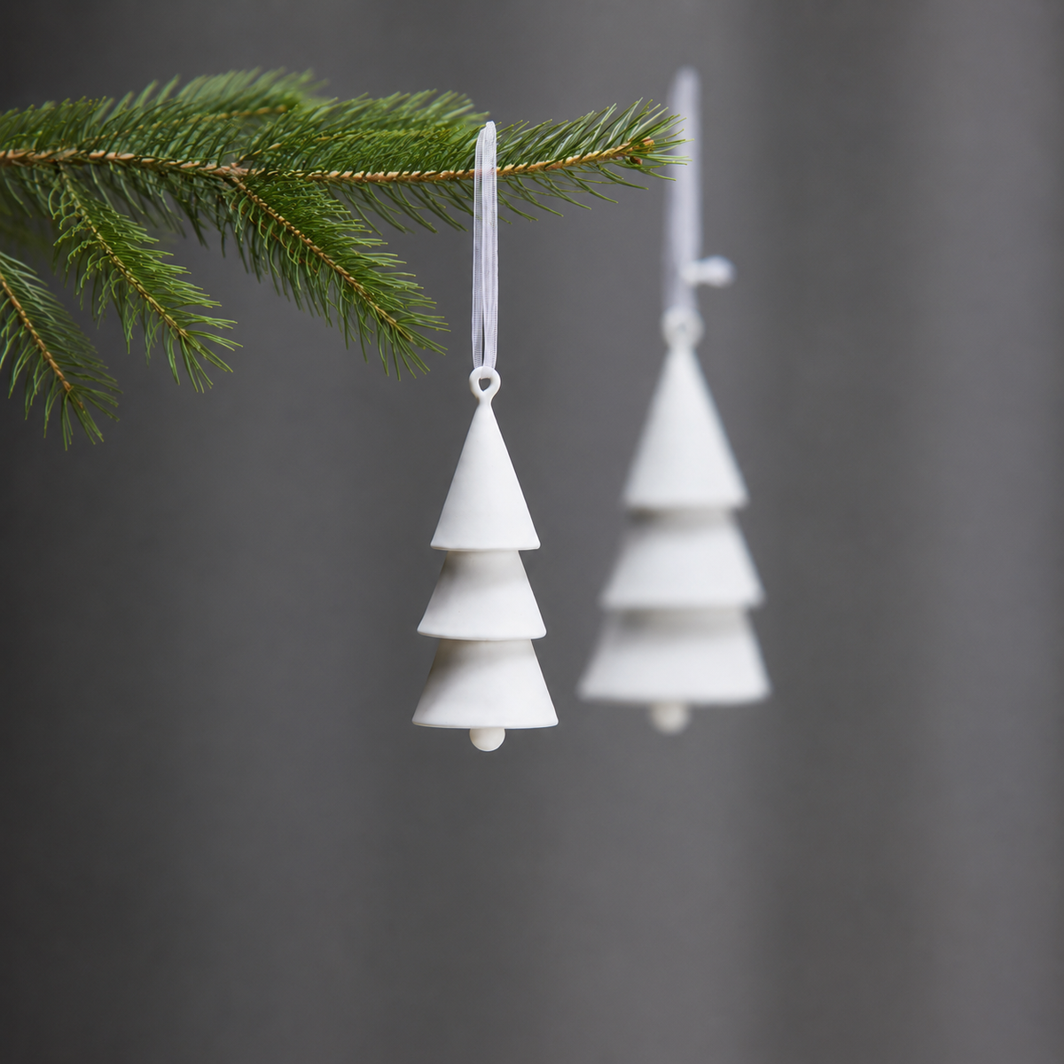 SANTA Weihnachtsglocke Anhänger aus Biskuitporzellan