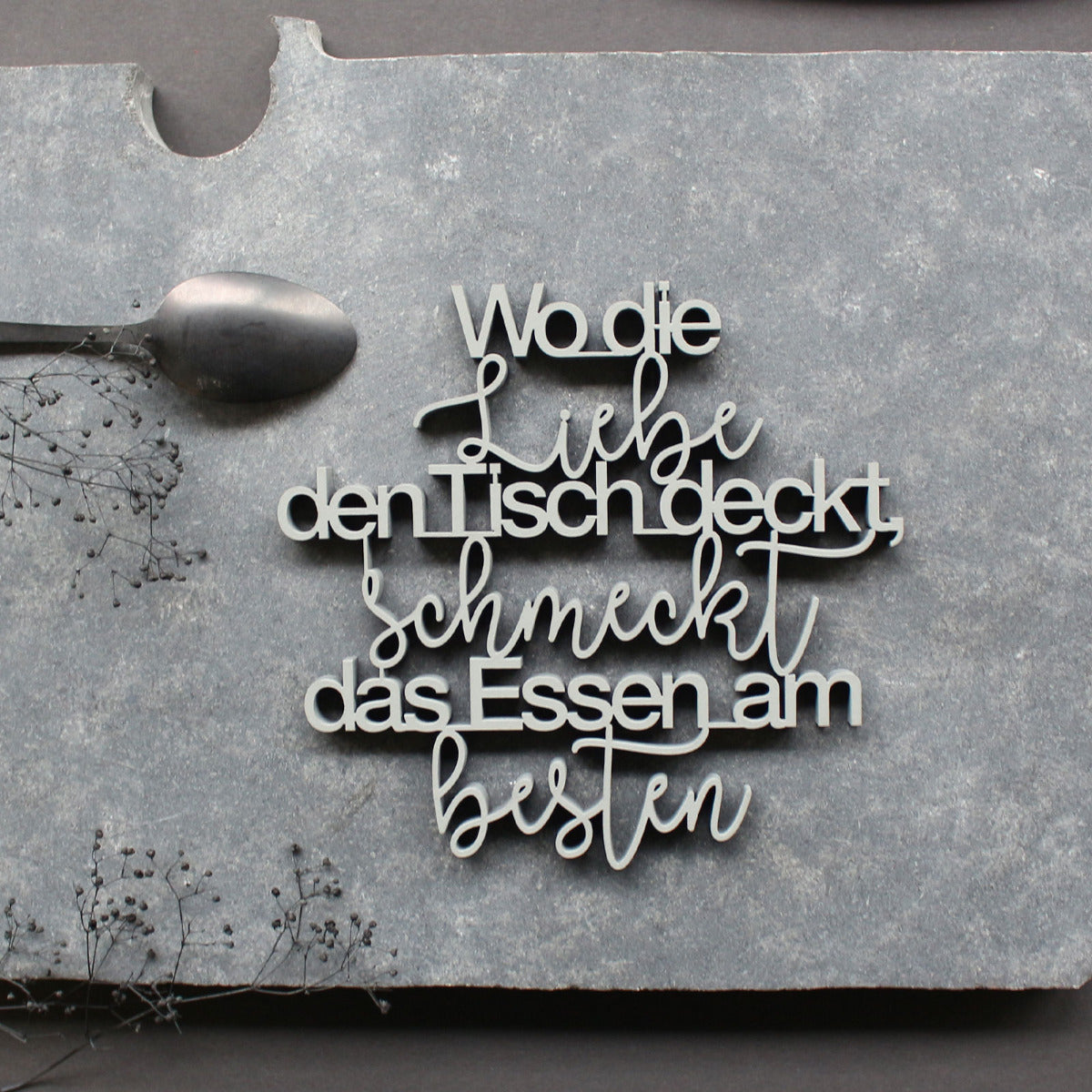 Deko Holzschriftzug - Wo die Liebe den Tisch deckt, schmeckt das Essen am besten (M)