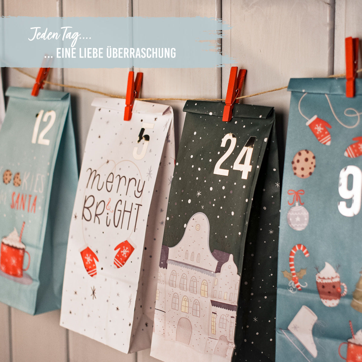 Adventskalendertüten mit rot weiß blauen niedlichen weihnachtlichen Motiven