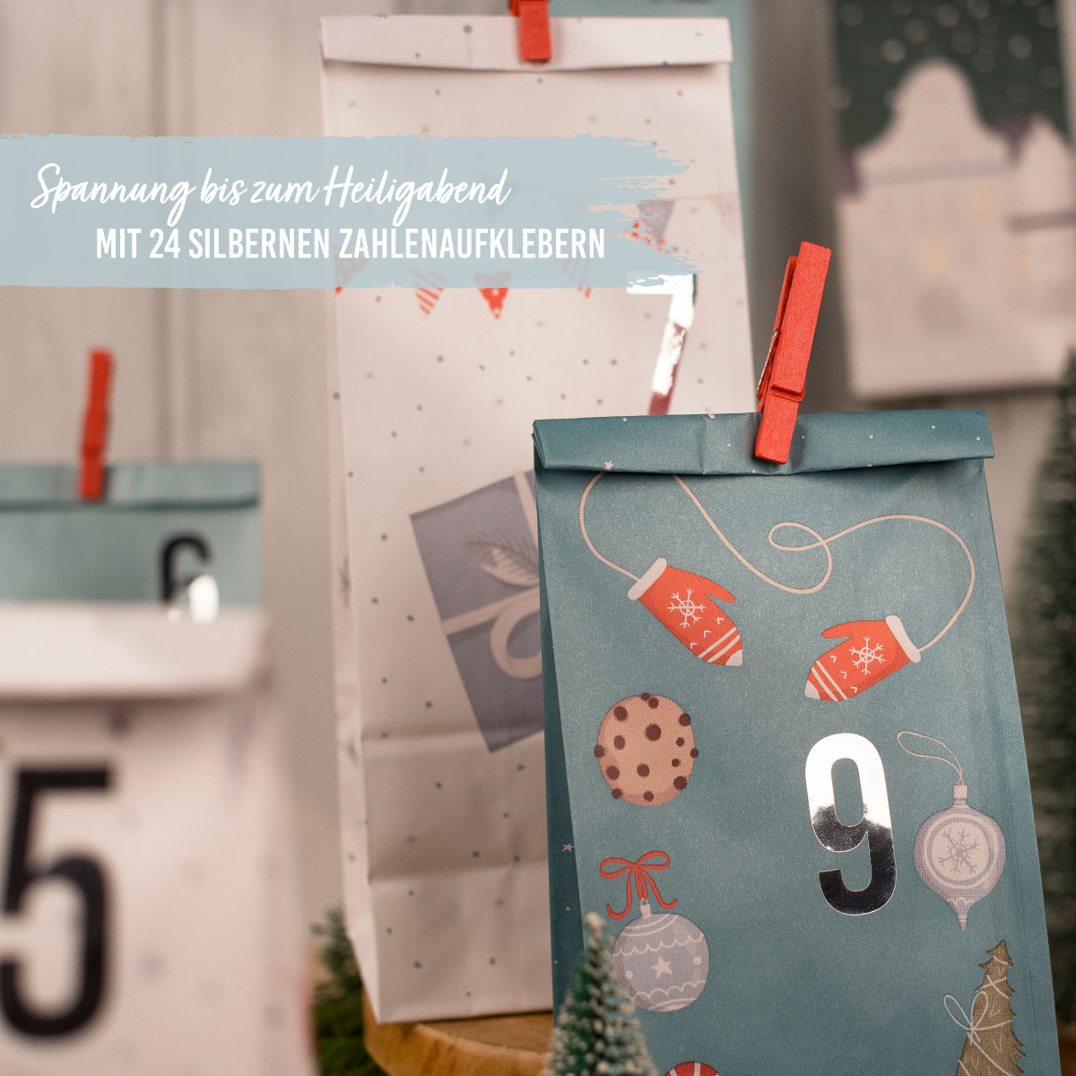 Adventskalendertüten mit rot weiß blauen niedlichen weihnachtlichen Motiven