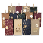 Vierundzwanzig Tüten für einen DIY Adventskalender die mit verschiedenen Winterlichen Designs versehen sind