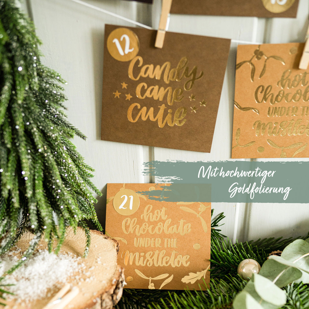 Einige Rubbelkarten mit Zahlen-Aufkleber des Adventskalenders 