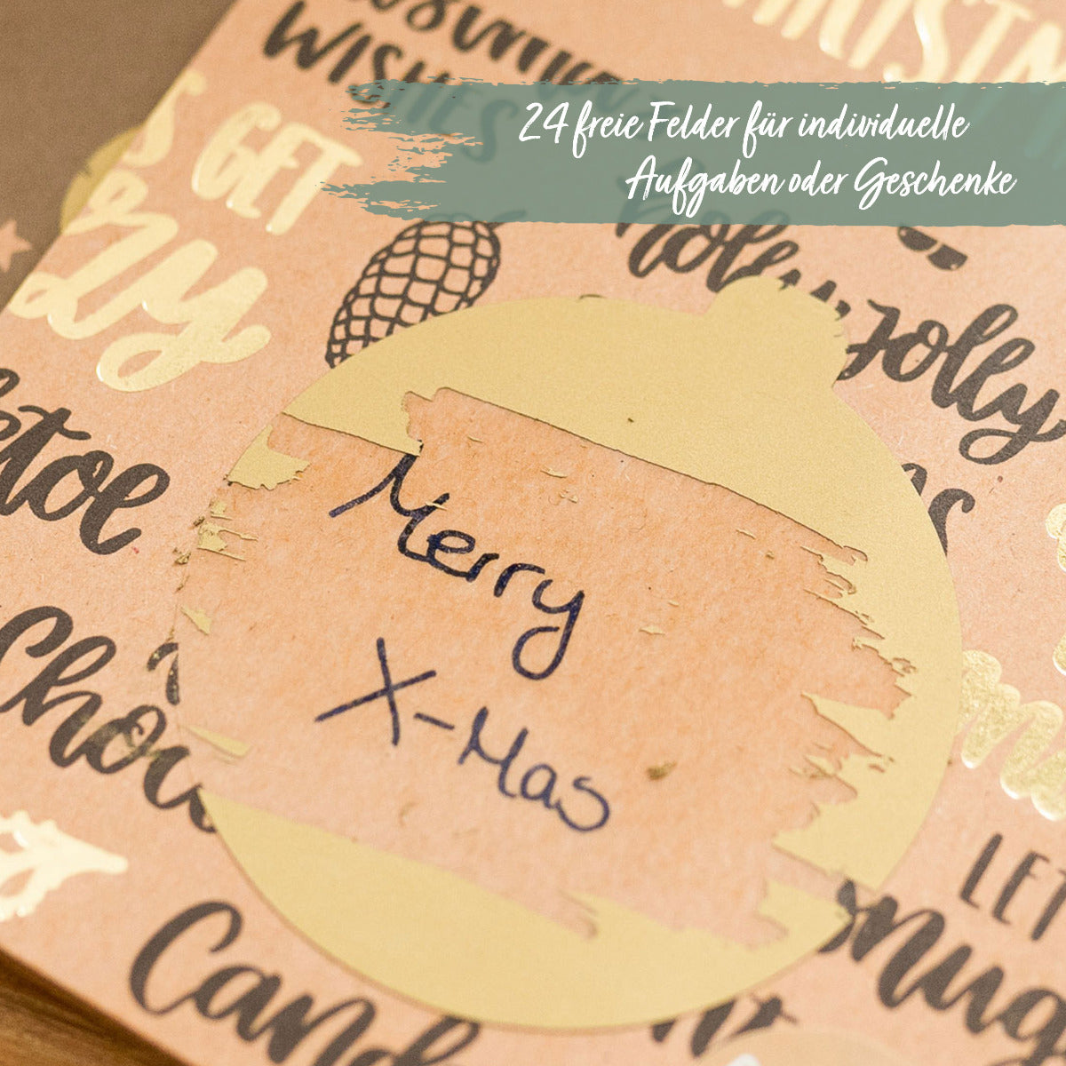 Eine aufgerubbelte Karte mit der dahiner aufgedeckten Schrift "Merry X-Mas"