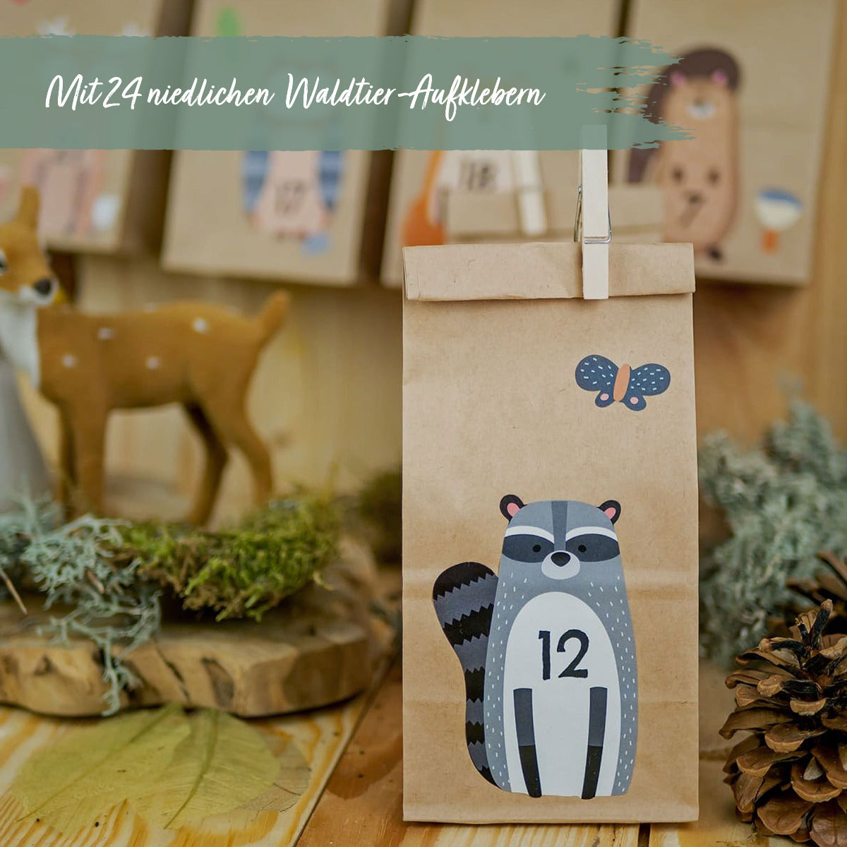 Eine Papiertüte mit einem Waschbär-Aufkleber und der Info "Mit Vierundzwanzig niedlichen Waldtier-Aufklebern"