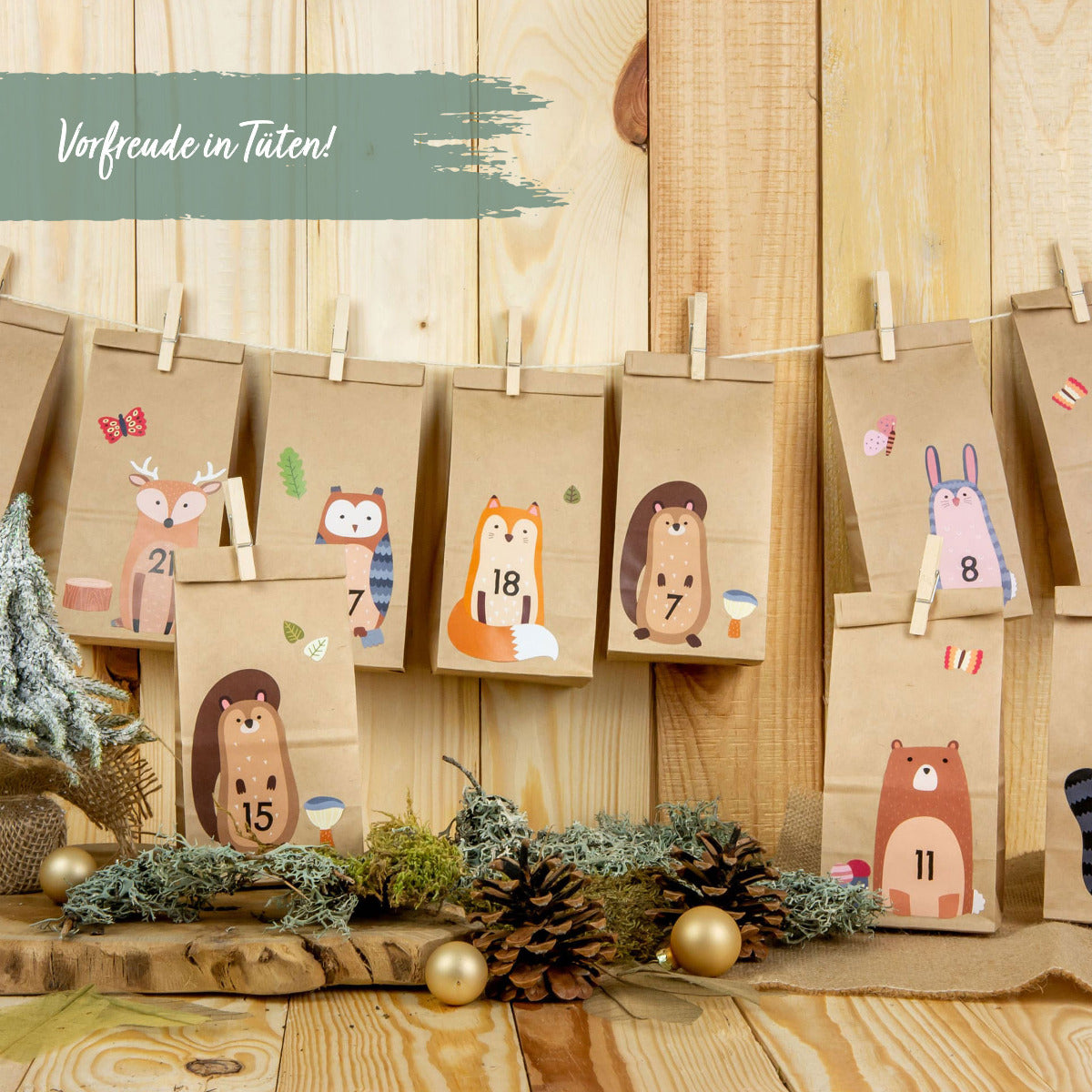 Vierundzwanzig braune Papiertüten des DIY Adventskalenders mit verschiedenen aufgeklebten Tieren