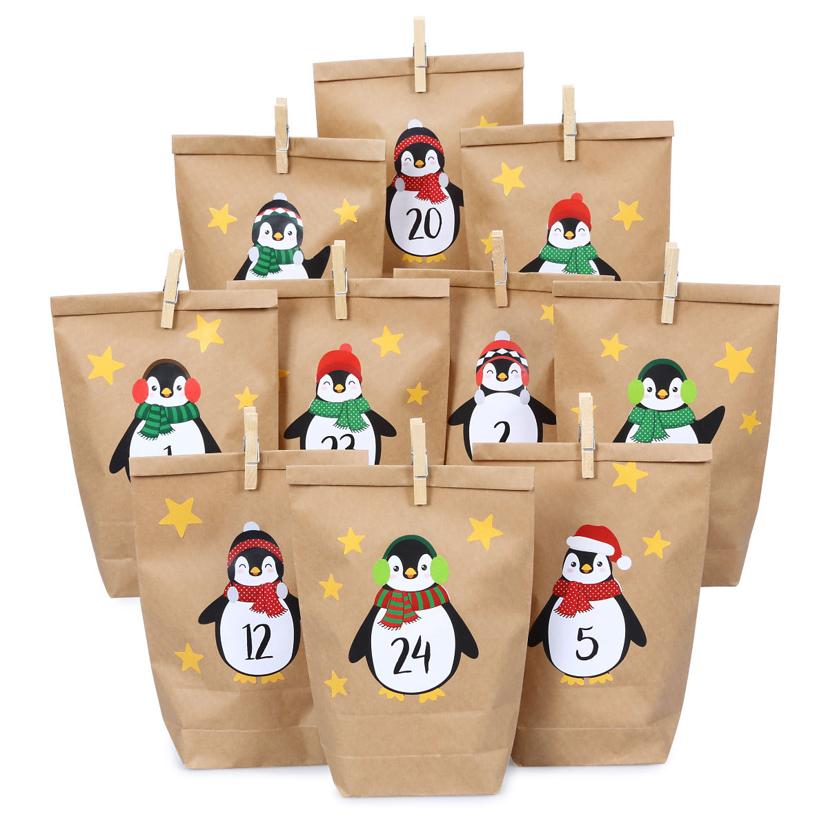 Vierundzwanzig braune Papiertüten des DIY Adventskalenders mit verschiedenen aufgeklebten Pinguinen