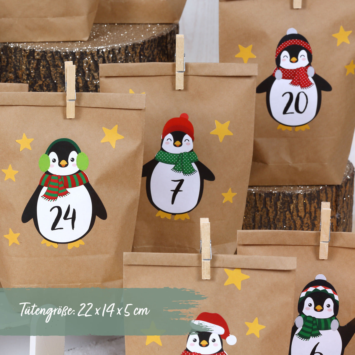 Fünf Papiertüten mit Aufklebern und Holz-Klammern in Nahaufnahme