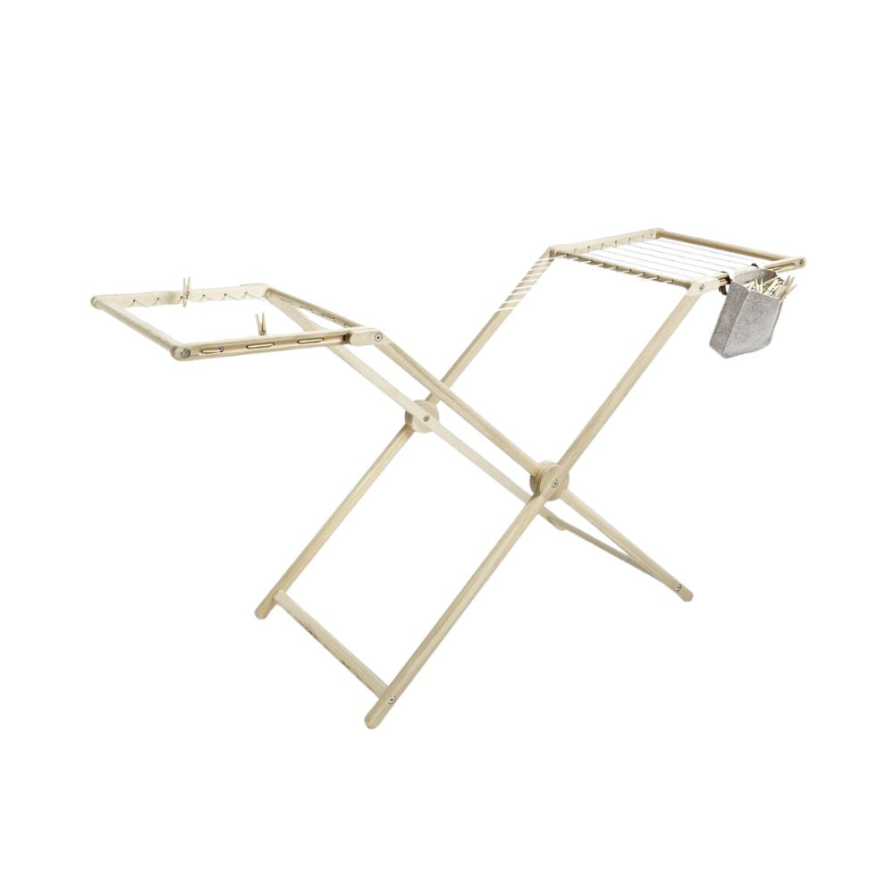 Eschenholz Wäscheständer mit aufgehangenem Tuch 